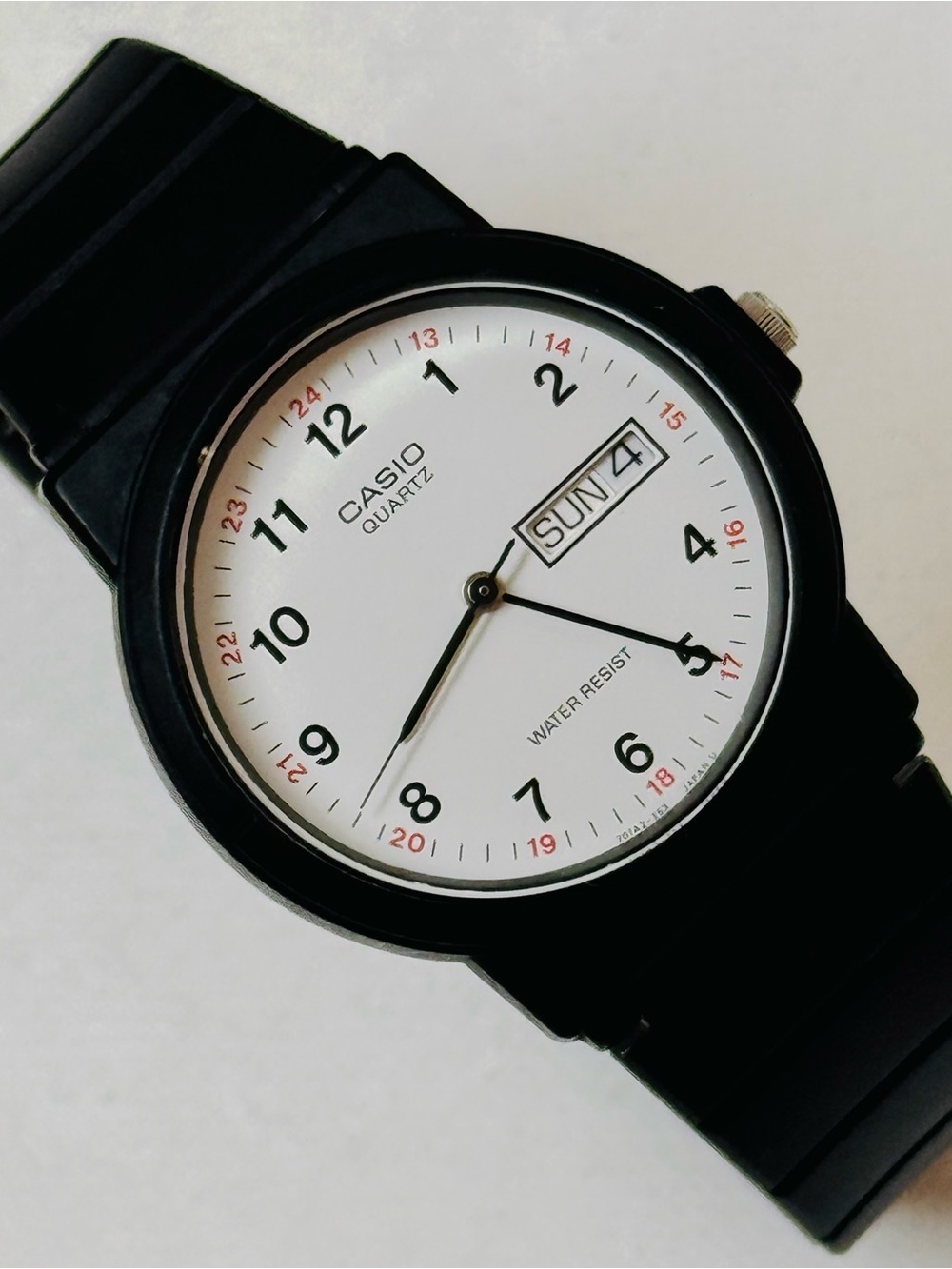 Vintage Casio Ultralight 34mm Men's Day/Date Watch Black White Dial 709 MQ-61W